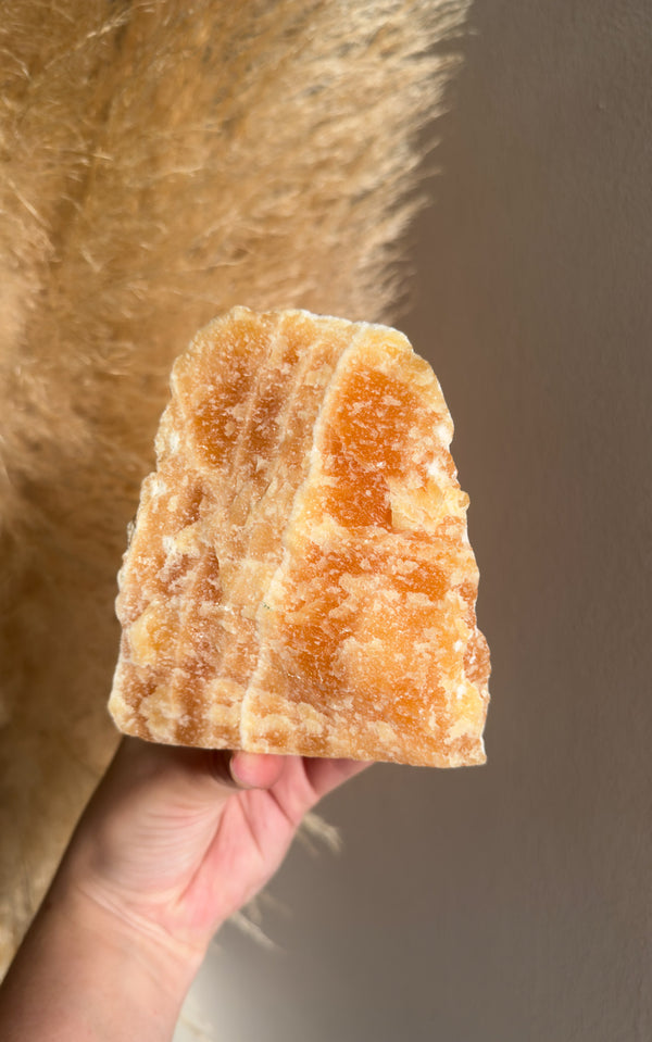 Calcita Amarela Bruta na Base Cerrada | Alegria vital