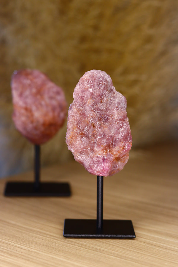 Quartzo Morganito bruto na base